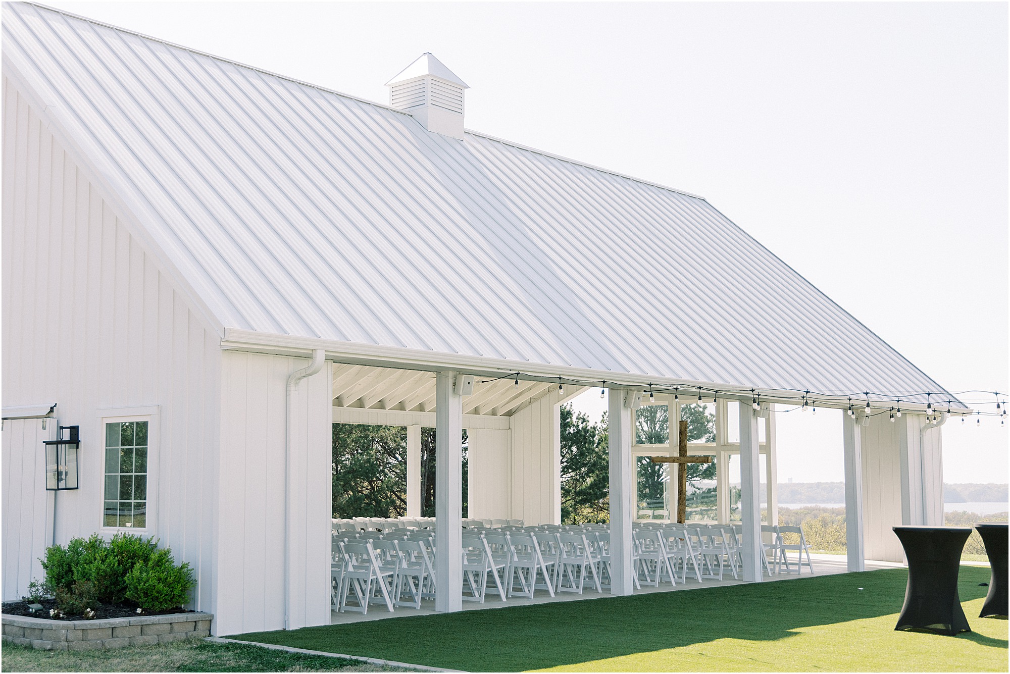 The outdoor chapel at Lakeview Hills wedding venue on a glowy Spring wedding day.