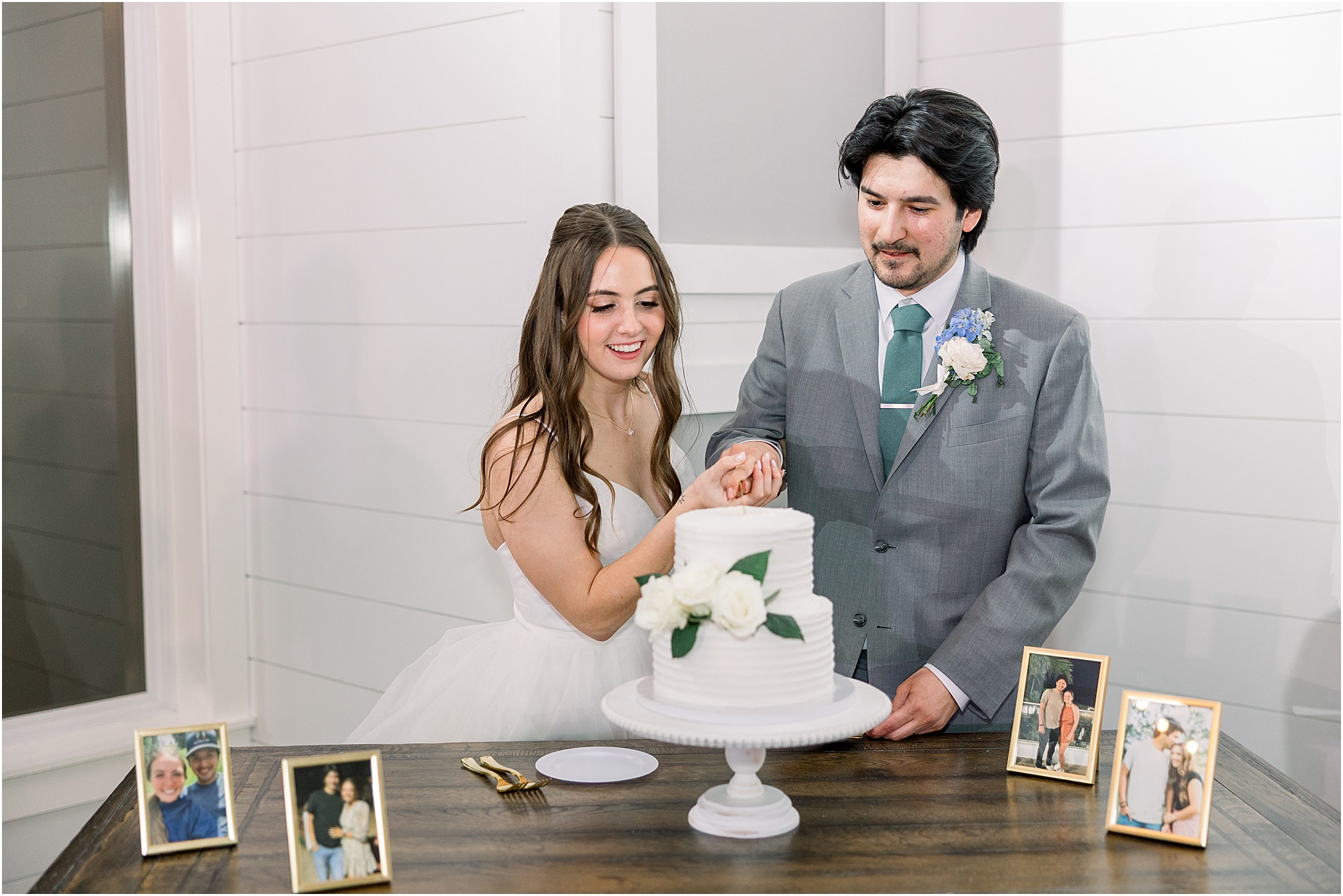Bride and groom cutting the cake at Lakeview Hills wedding venue.